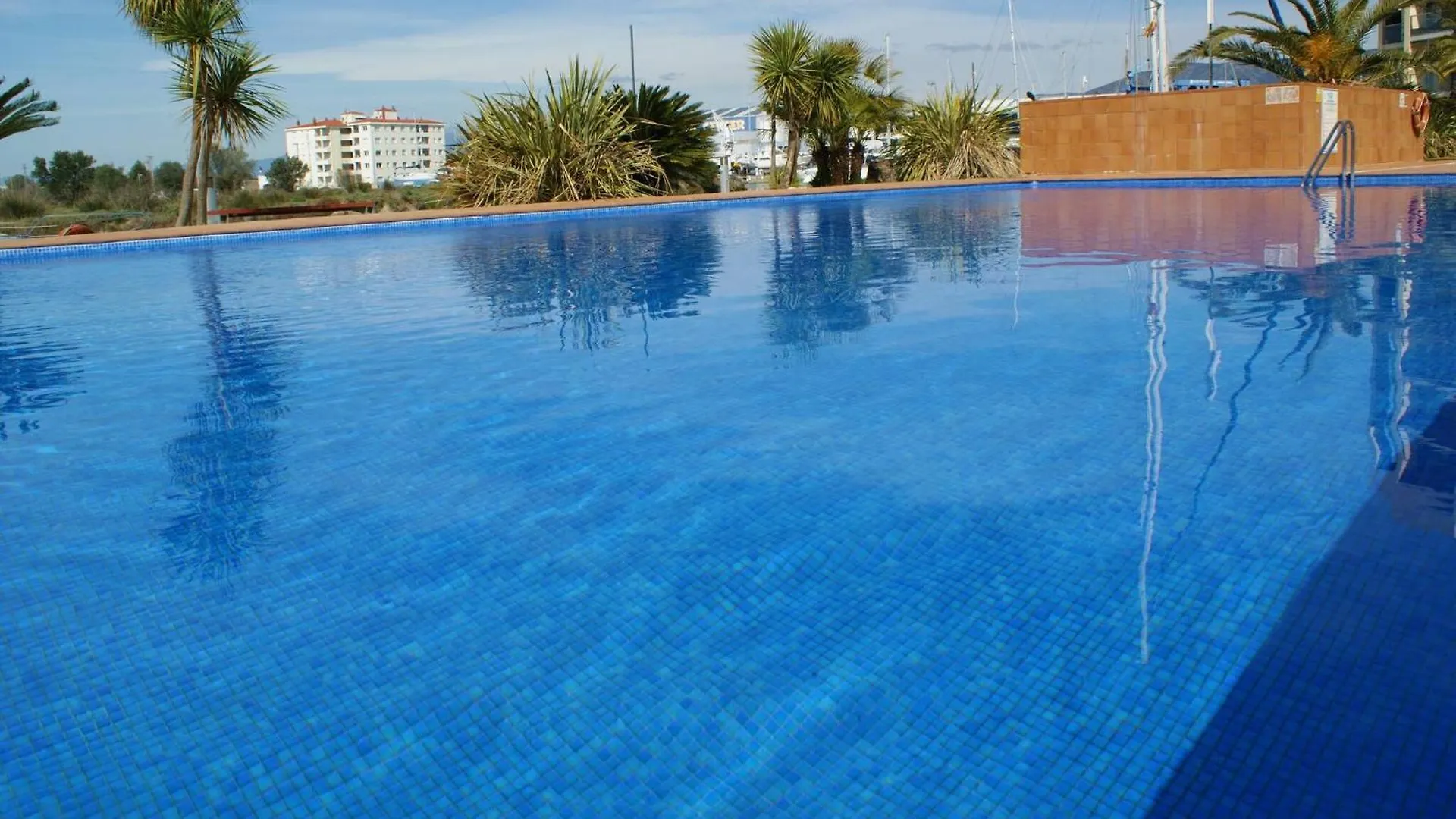 Precioso Piso Con Vista Al Canal Y Piscina En Roses Av-69 0*,  Spanje
